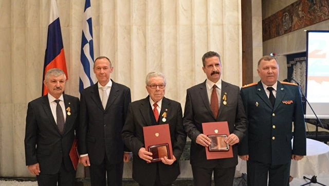 Μετάλλια τιμής σε τρεις Έλληνες από τη ρωσική πρεσβεία – Για πρώτη φορά δεν προσήλθε ούτε ένας υπουργός ή αρχηγός από το ΓΕΕΘΑ
